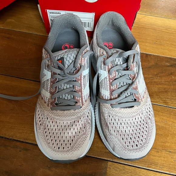 Women’s New Balance 860v9 running size 9.5 Wide - Picture 3 of 8